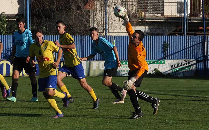 Fotbalisté Starého Města (žluté dresy) v 5. kole krajské I. B třídy skupiny C zdolali Polešovice 1:0.