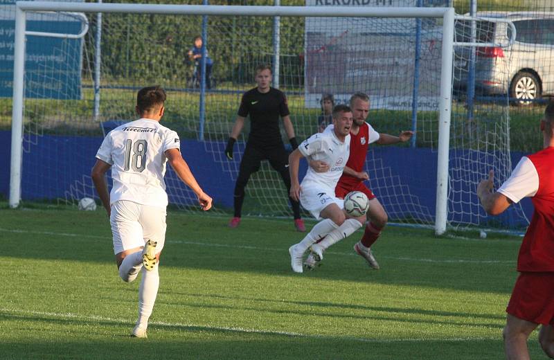 Fotbalisté Slovácka B (bílé dresy) ve středečním vloženém zápase 17. kola MSFL zdolali Viktorii Otrokovice 4:0.