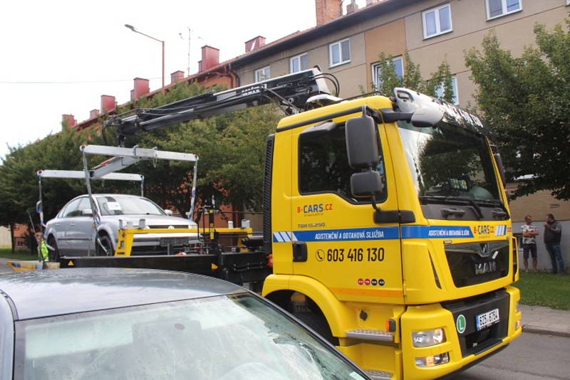 Město Uherské Hradiště začalo odvážet nepojízdná auta ze svých komunikací.