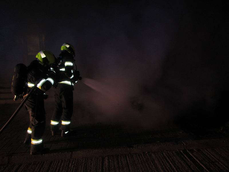 Noční požár v Hradišti. Plameny pohltily elektromotorku