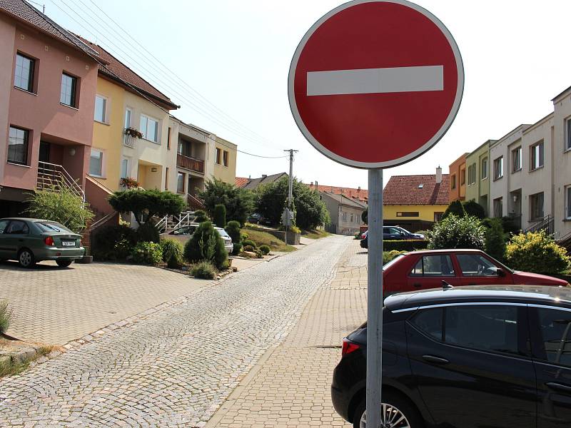 Jednosměrka v ulici Družstevní naštvala tamní obyvatele, posbírali podpisy za její otočení.