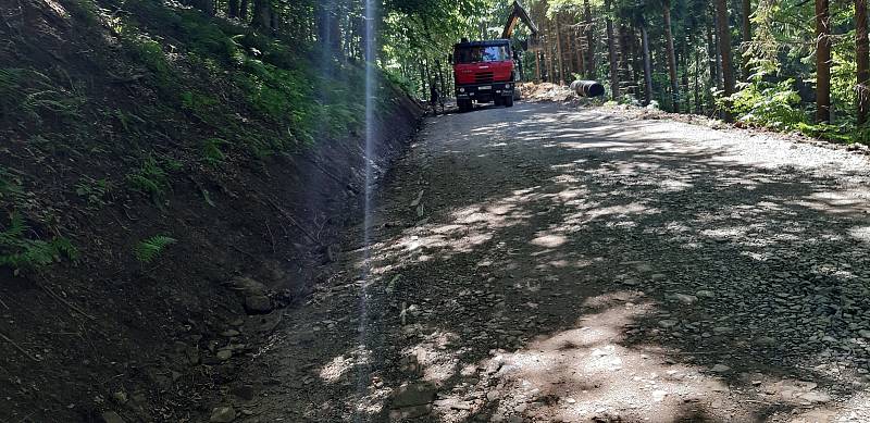 Příprava terénu před asfaltovým kobercem cyklotrasy u hranice se Slovenskem na úpatí Velké Javořiny v létě 2019.