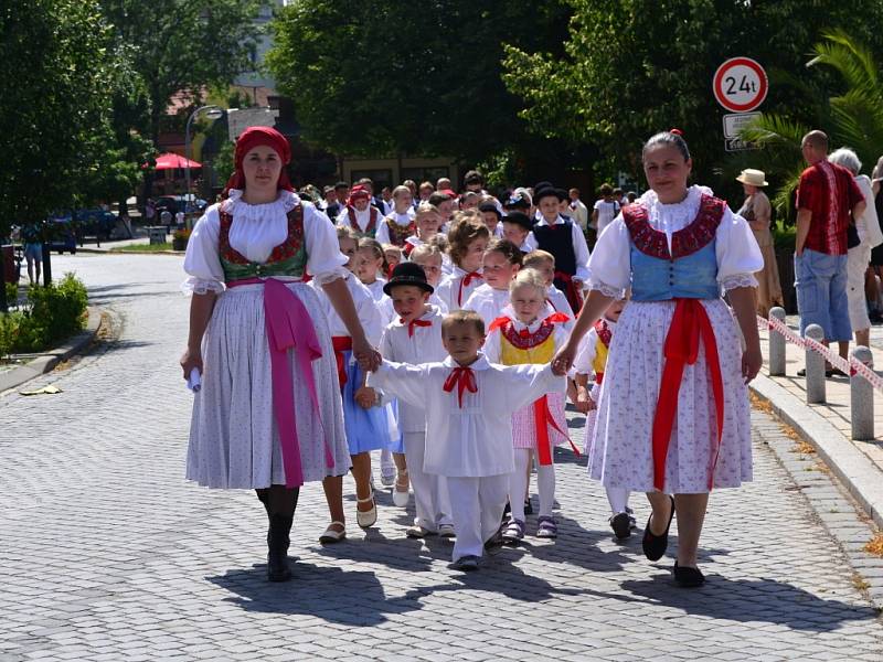 Buchlovické náměstí zaplnila bývalá i současná hodová chasa.