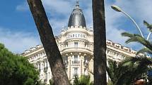 Hotel Carlton na boulevardu de la Croisette v Cannes.