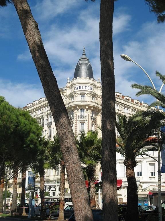 Hotel Carlton na boulevardu de la Croisette v Cannes.