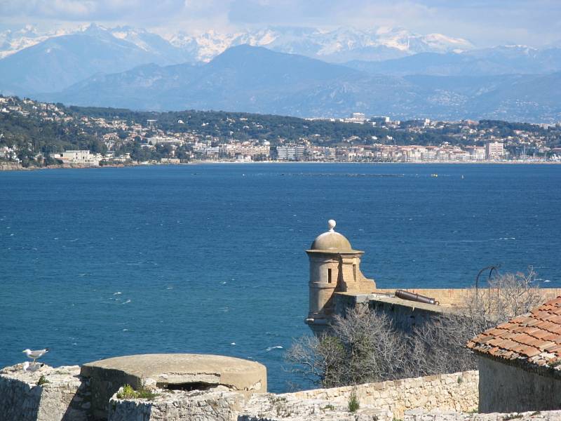 Pohled na Cannes a hradby Alp z pevnosti na ostrově svaté Markéty.