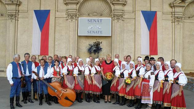 Vystoupení folkloristů přihlíželi slušně zaplněná Valdštejnská zahrada 