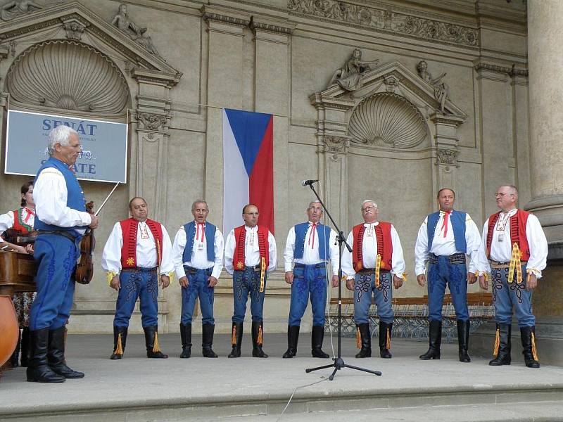 Vystoupení folkloristů přihlíželi slušně zaplněná Valdštejnská zahrada 