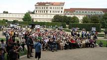 Vystoupení folkloristů přihlíželi slušně zaplněná Valdštejnská zahrada 