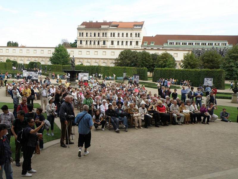 Vystoupení folkloristů přihlíželi slušně zaplněná Valdštejnská zahrada 