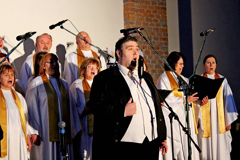 Poslední z devíti vánočních koncertů The Gospel Family se uskutečnil v Kovozoo Staré Město.