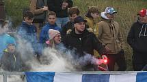 Fotbalisté Hluku (modrobílé dres) v derby přehráli Dolní Němčí 3:0.