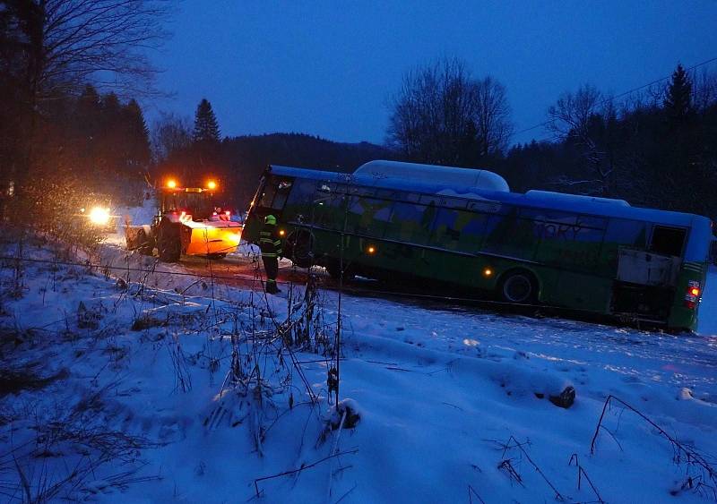 Ledovka na Boží hod potrápila řidiče. Hasiči museli odpoledne během 80 minut zasahovat hned u pěti nehod na Uherskohradišťsku a Vsetínsku, 25. 12. 2021