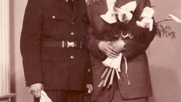 Novomanželé z Uherského Hradiště v roce 1943.