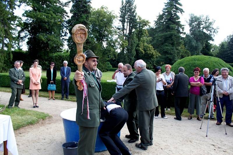 Předávání vysvědčení, výučních listů a pradávné obřady přijímání nováčků do řad rybářů a myslivců se odehrávalo v areálu buchlovického zámku.