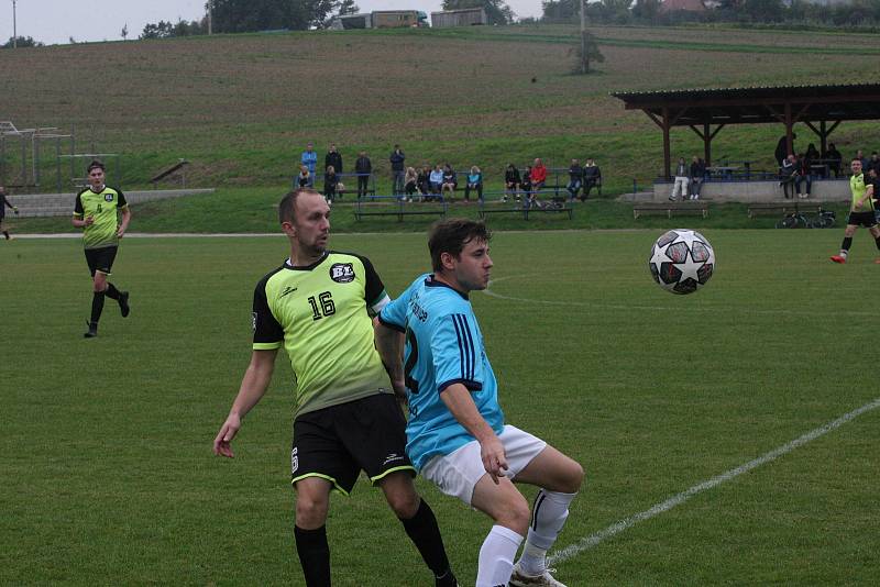 Fotbalisté Polešovic (světle modré dresy) v 10. kole krajské I. B třídy skupiny C zdolali doma na hody Lhotu 3:1.