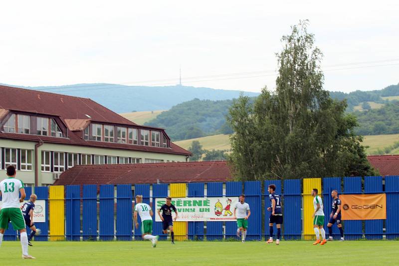 Fotbalisté Slovácka (v modrých dresech) porazili na hřišti ve Strání slovenskou Skalici 1:0.