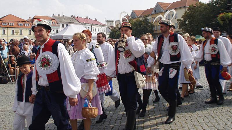 Průvod krojovaných vystartoval z Vinohradské ulice. Po dvoukilometrovém pochodu dorazili folkloristé na zaplněné Masarykovo náměstí.