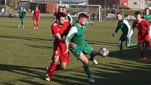 Fotbalisté Uherského Ostrohu (červené dresy) v závěrečném zápase podzimní části sezony podlehli sousední Ostrožské Nové Vsi 2:6.