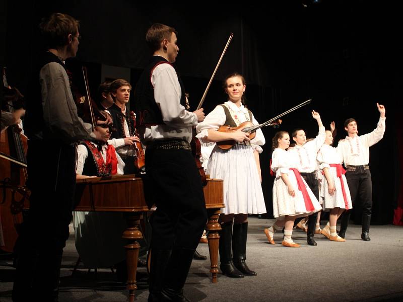 Akademie Gymnázia Uherské Hradiště, která se konala v pondělí 29. února, má už třicetiletou historii. 