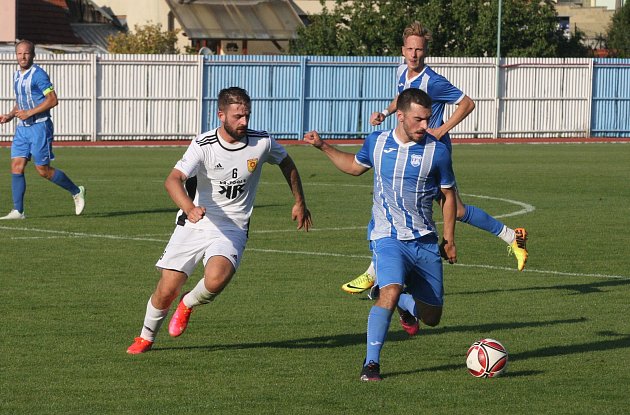 Fotbalisté Hluku (modrobílé dresy) doma ztratili vedení 2:0, s Bojkovicemi hráli nerozhodně.