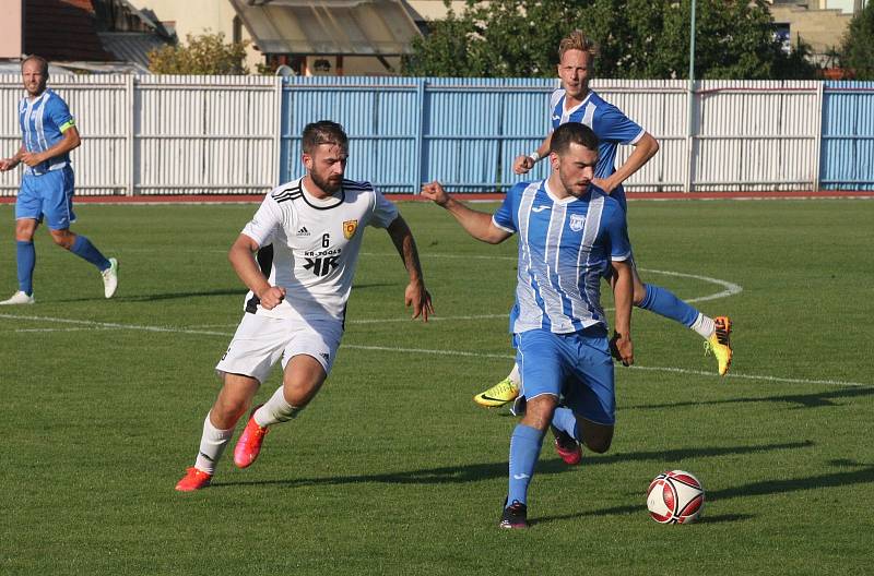 Fotbalisté Hluku (modrobílé dresy) doma ztratili vedení 2:0, s Bojkovicemi hráli nerozhodně.