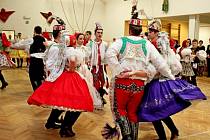 Českou besedu tancovalo na krojovém plese v Nedakonicích 56 krojovaných.