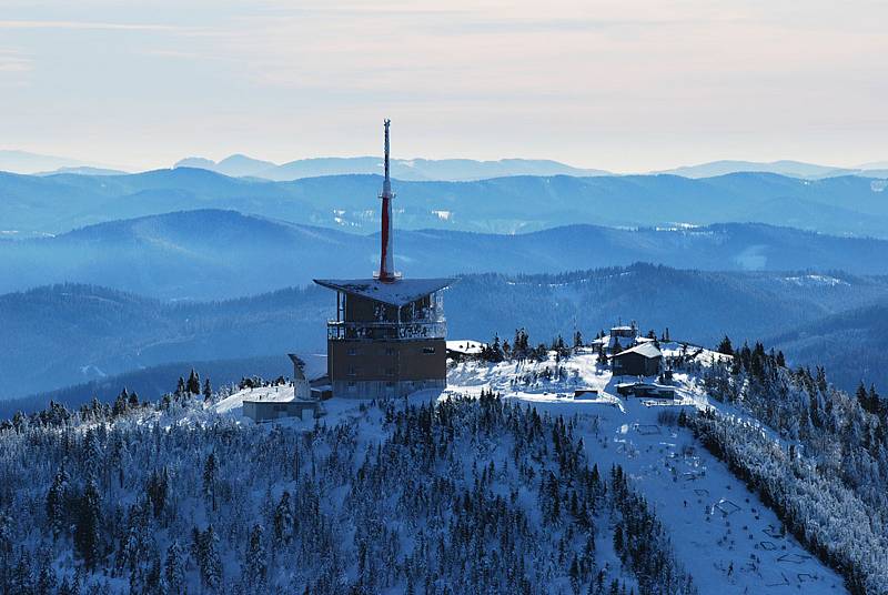 Přelet nad Lysou horu v zimě. Ilustrační foto.