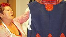 Na hluckých krojích, kunovických hůních i slovenských suknicích pracují v současné době pracovnice Lidových tradic a řemesel v Uherském Ostrohu.