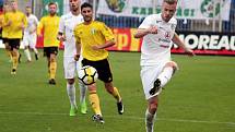 Fotbalisté Slovácka (v bílých dresech) už šest zápasů čekají v HET lize na vítězství. V 9. kole doma pouze remizovali s Karvinou 0:0. Foto: Michal Chadim