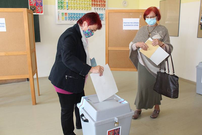 Zazvoněním školního zvonku začaly krajské a senátní volby v budově Gymnázia Uherské Hradiště do místních volebních okrsků sedm a čtyři, kde v pátek před 14. hodinou začali voliči tvořit zástup. Dvě první voličky na Gymnáziu Uherské Hradiště.