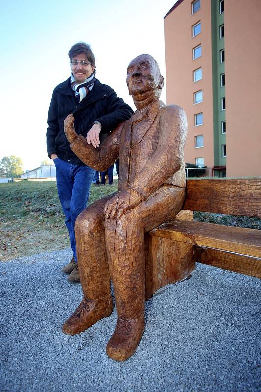 Slavnostní odhalení pamětní lavičky se sochou Jana Antonína Bati na břehu řeky Moravy v Uherském Hradišti. Na snímku autor Tomáš Měsíček.