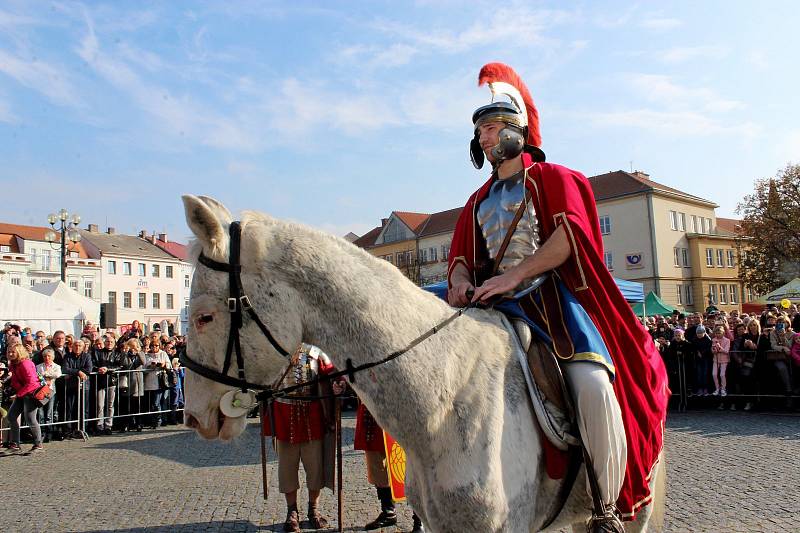 Masarykovo náměstí v Uherském hradišti se zaplnilo lidmi, vínoznalci, vinaři i hradišťským farářem Josefem Říhou, který přede všemi, i před sv. Martinem na koni požehnal letošním svatomartinským vínům.