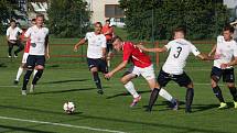 Derby fotbalistů Uherského Brodu (červené dresy) s béčkem Slovácka