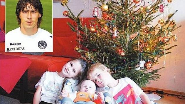 Stoper Slovácka Jan Trousil (na menším snímku) se těší na chvíle strávené s rodinou. S manželkou Šárkou mají tři děti zleva Anetka (9 let), Matěj (1,5) a Filip (6), které opět po roce jistě najdou pod vánočním stromečkem spoustu dárků.