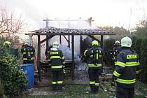 K požáru zahradní chatky, která se nachází v Uherském Ostrohu, vyjeli hasiči ve středu 24. října krátce po páté hodině odpolední.
