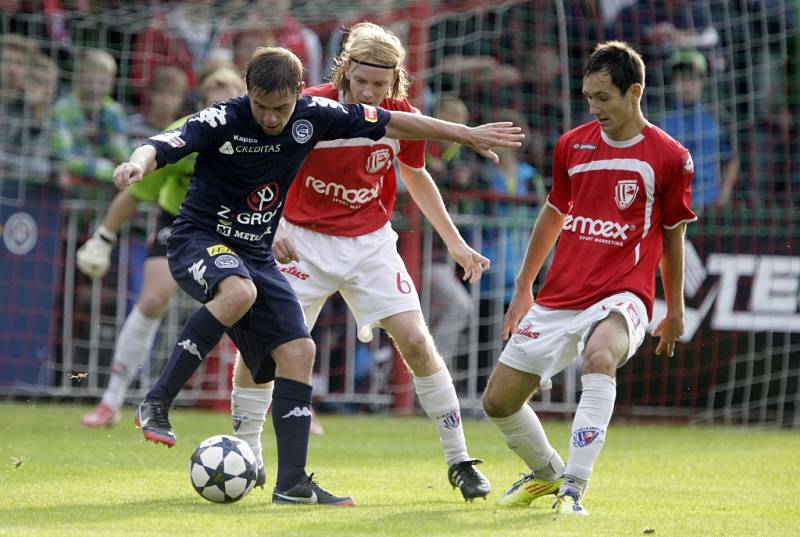 Fotbalový zápas Poháru České pošty mezi FK Pardubice (v červenobílém) a 1. FC Slovácko na hřišti Pod Vinicí v Pardubicích.