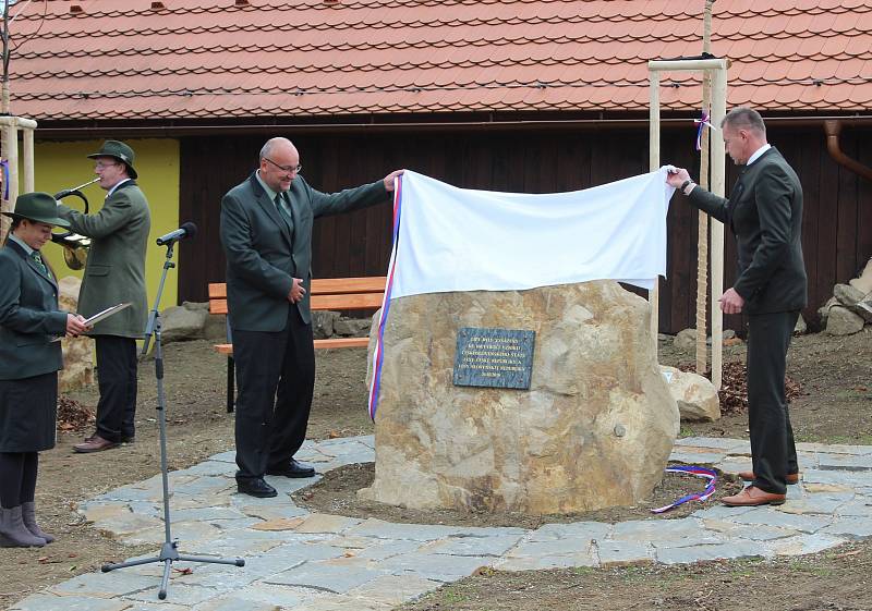 Před Muzeem lesnictví a myslivosti na Buchlově, byla v pátek 26. října ke čtyřem před pár dny vysazeným lipám slavnostně zasazena lípa pátá.