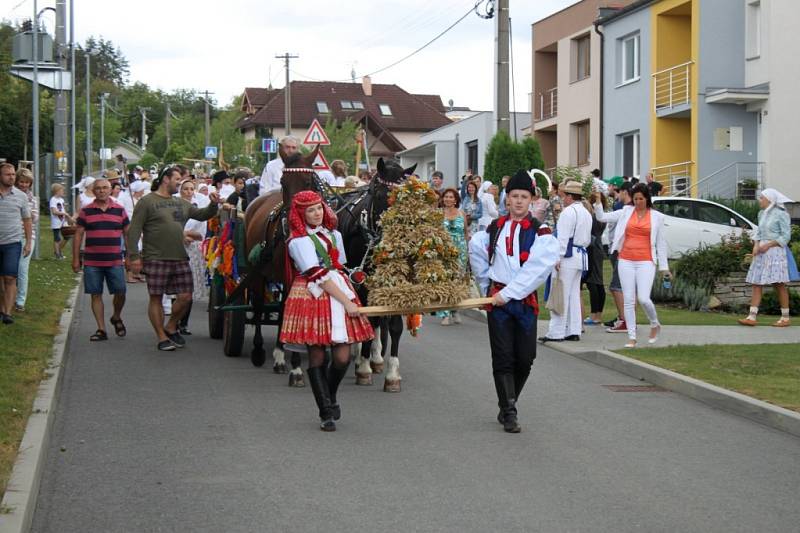 Krojované dožínkové slavnosti stále patří k životu lidí v městské části Uherského Hradiště, v Míkovicích, byť se konají jednou za dva roky.