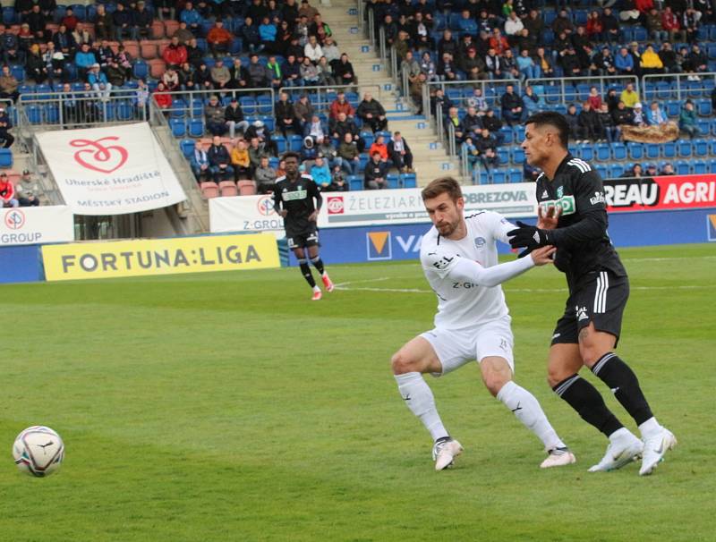 Fotbalisté Slovácka (bílé dresy) doma přivítali Karvinou.