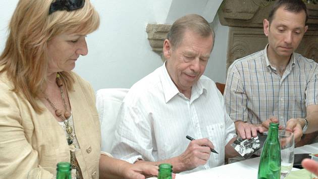 PODPISY. Exprezident Václav Havel při setkání s herci v uherskohradišťském hotelu Slunce rozdával i autogramy. Jeden dostala i Naděžda Slachová, manažerka Slováckého divadla (vlevo).