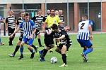 Fotbalisté Hluku (v černobílých dresech) prohráli v úvodním zápase nové sezony I. A třídy skupiny B s Újezdcem 1:2.