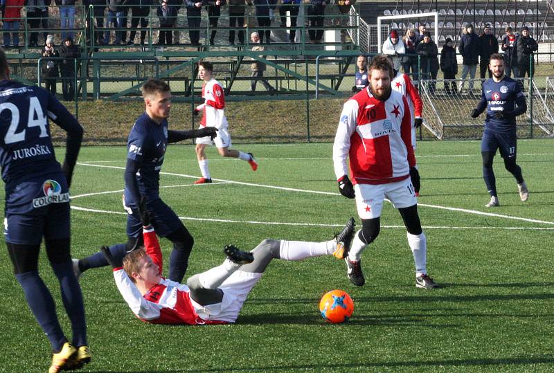 Fotbalisté ligového Slovácka (v modrých dresech) zvítězili na umělé trávě v Kroměříži 4:1.