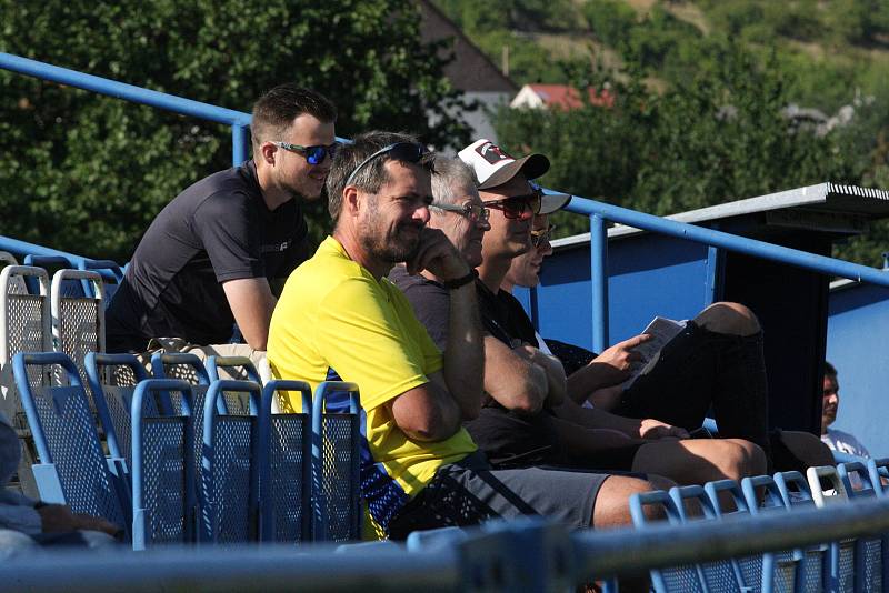 Fotbalisté Ořechova (bílé dresy) v prvním zápase nové sezony zdolali Uherský Ostroh 7:2.