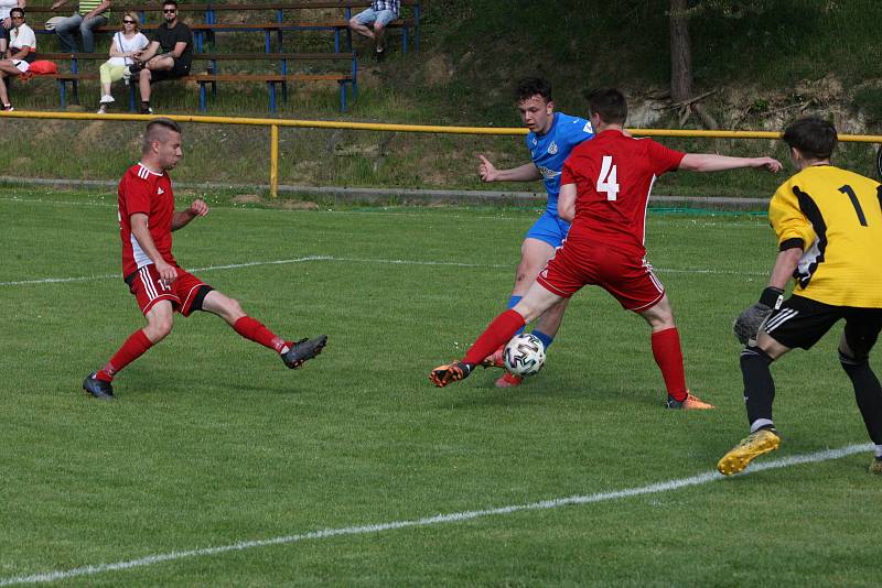 Fotbalisté Ořechova (modré dresy) ve 23. kole I. B třídy skupiny C doma rozstříleli poslední Uherský Ostroh 8:0.