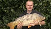 Soutěžní číslo 144 - Kamil Silný, kapr, 95 cm, 14,3 kg.