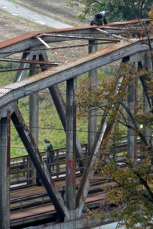 Mladý muž se na železničním mostu v Uh. Hradišti pokusil o sebevraždu.