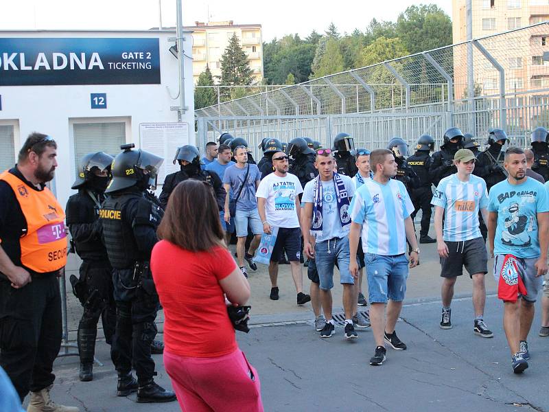 Hosty ze Zlína, Bratislavy i Brna, kteří se přijeli do Uherského Hradiště podívat na zápas o Československý pohár mezi FK Fastav Zlín a ŠK Slovan Bratislava, musela po městě doprovázet policie.