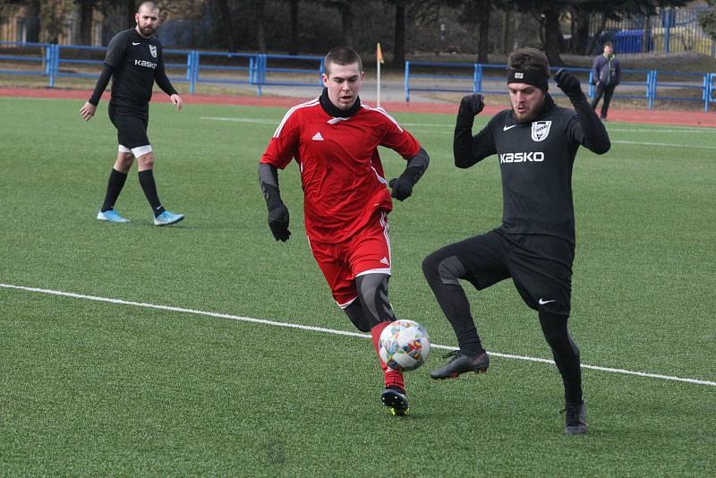 Fotbalisté Dolního Němčí (černé dresy) v zahajovacím utkání jubilejního dvacátého ročníku Gambrinus Cupu podlehli Mladcové 0:2.