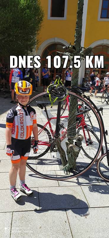 Na kole dětem. Jak jsem šlapal do pedálů z Luhačovic do Bzence. Devítiletá Valerie Müllerová ze Zlína byla nejmladší členka pelotonu. Na horském kole zvládla 107.5 kilometru.